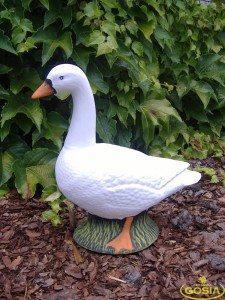 Gęś na trawie średnia - figurka ceramiczna ogrodowa