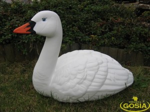 Gęś pływająca z długą szyją - figurka ceramiczna ogrodowa