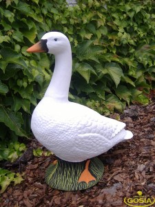 Gęś na trawie duża - figurka ceramiczna ogrodowa