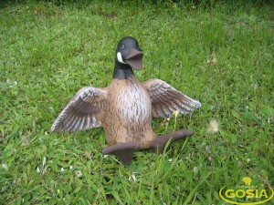 Gęś siedząca ze skrzydłami - figurka ceramiczna ogrodowa