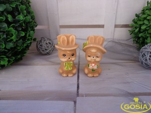 Zajączki w cylinderkach - figurka ceramiczna
