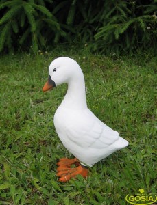 Gęś średnia wstydliwa - figurka ceramiczna ogrodowa