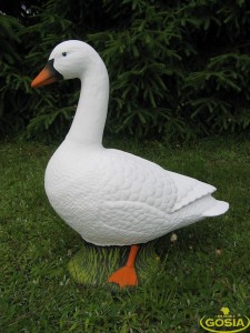 Gęś na trawie olbrzymia - figurka ceramiczna ogrodowa