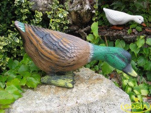 Gęś średnia jedząca - figurka ceramiczna ogrodowa