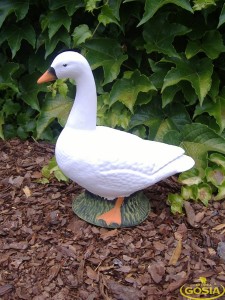 Gęś na trawie mała - figurka ceramiczna ogrodowa