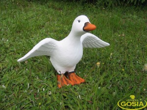 Gęś stojąca ze skrzydłami - figurka ceramiczna ogrodowa